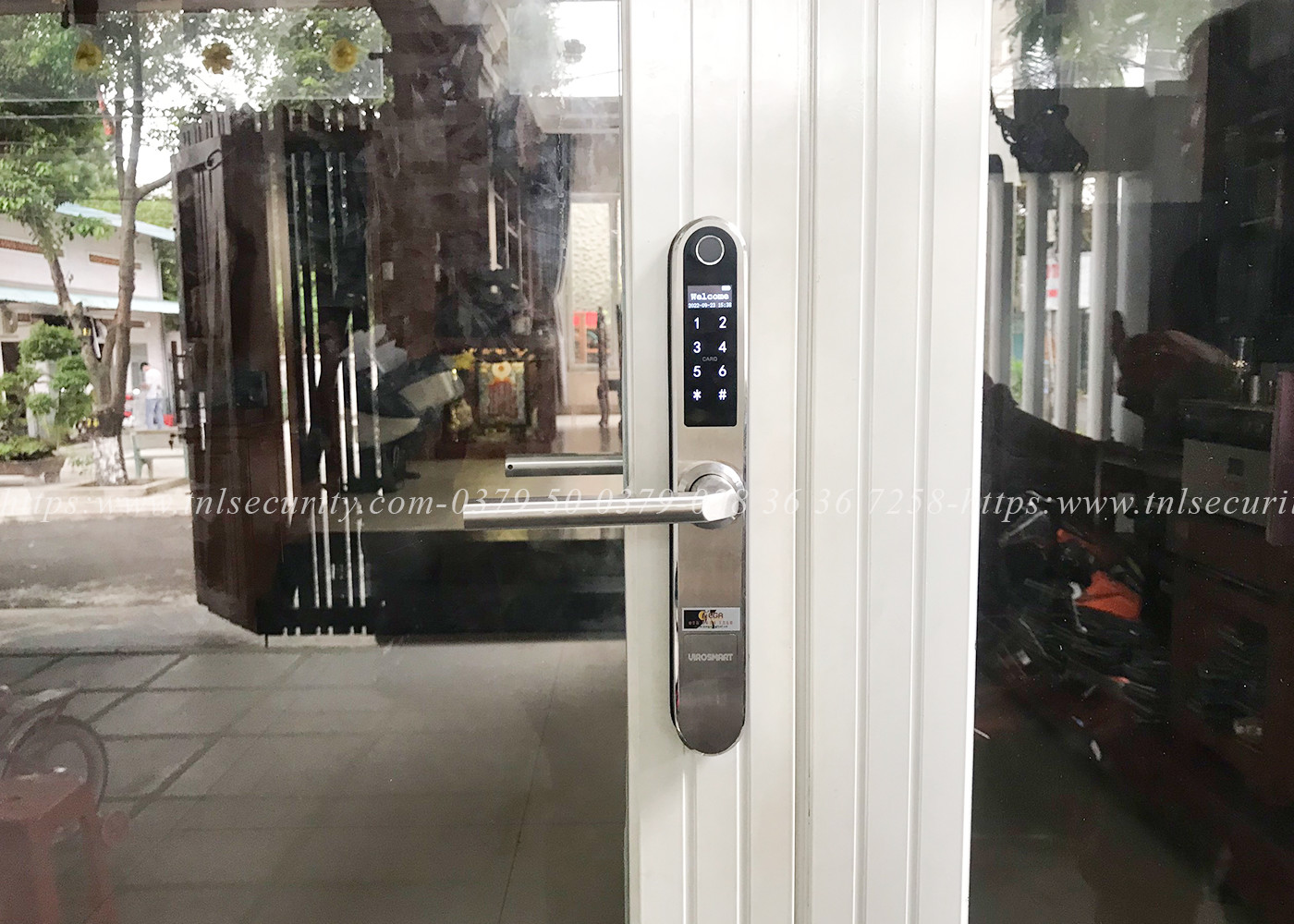 Lap-dat-khoa-van-tay-xingfa-cua-khung-sat-cho-nha-o-tai-Tan-Binh